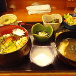 軍ちゃん - 味処膳　　左下から：海鮮丼のご飯、茶碗蒸し、酢の物、煮物、サラダ、お漬物、あら汁