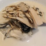 オー・グルマン - 牡蠣と松茸の軽い蒸し煮，チャウダー仕立て