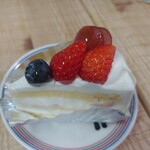 カフェ ピーチェ - ショートケーキ　300円
            小ぶりなケーキ　懐かしい味わい