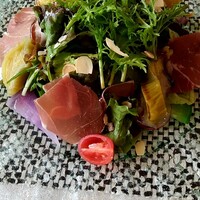 ペルゴーラ - 生ハムとポロネギのサラダシェリービネガー風味