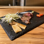 駅前酒場 まるゆう - 厚切り牛タンレアステーキ