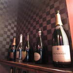 蔓牛 - 空きシャンパンボトルがズラリ