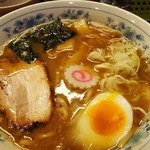 目黒大勝軒 - ラーメン並（150g）で680円也。大盛り225g、特盛りで300g。大盛りにしときゃよかった…。