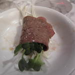 蔓牛 - 白髪ねぎ　カイワレを巻いて頂きます。