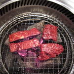 蔓牛 - ハラミ焼いてます。