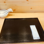 麺屋 貝原 - 前はランチョンマットでしたが今回はトレーになってました