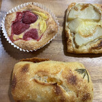 Toraneko Panten - 季節のデニッシュ、ポテトパイ、ローズマリーリュスティック