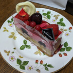 パティスリィ ドゥ・ボン・クーフゥ 武蔵小山本店 - 『アールグレイとフランボワーズのムース』　７５６円