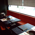 Yakiniku Doukaisan - ソファーと椅子のテーブル席（窓側３テーブル）