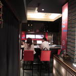 蔓牛 - 入口付近はカウンター席　おっきな肉が陳列されています。