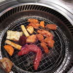 蔓牛 - ロースにハツ・ハラミ・ギアラ・センマイ・野菜 etc