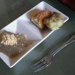 伊勢屋豆腐店 - 店内試食／おからコロッケ、雷こんにゃく、わらび餅