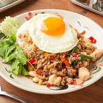 鶏＆豚ひき肉・とろ～り卵でいただく　♪RUFUSの特製ガパオライス♪　☆辛さ調整お申し付けください☆