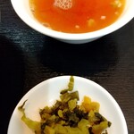 中華料理 麒麟 - スープと高菜漬け