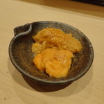 青空 - 雲丹（上がムラサキウニ、下がバフンウニ）