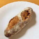 ルネット - ドライアプリコットとマカダミアナッツのフランスパン。180円