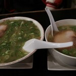 やれんの家まさとよ - 屋台風とんこつラーメン（700円）との大きさ比較