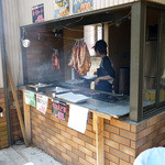 肉の田口 - 炭で焼かれる牛カルビの煙と香り