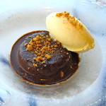 アロマフレスカ - チョコレート風味のプリン"ボネ"アマレットのジェラート添え