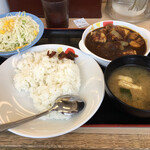 松屋 - ごろごろ煮込みチキンカレー並　野菜サラダセット690円