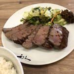 Gyuutan Sumiyaki Rikyuu - 牛たん極定食、3枚2,280円。厚切り幸せですがふつうの定食でもも充分美味しいかなぁ？とも。浅漬け多めは最高です。