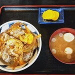 とんかつ二幸 - かつ丼（みそ汁，漬物付き）
