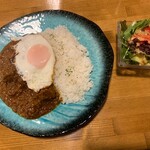 最高おにくセンター - ビストロ謹製カレー＋目玉焼き