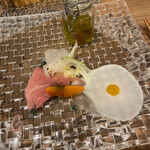 シクラメンテ - 大間産本鮪の中とろとブラッドオレンジのカルパッチョ、鮪の赤身のオリーブオイル漬け ウイキョウにホワイトアスパラとマンゴーソース