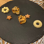 シクラメンテ - 小菓子(胡麻のフィナンシェ、シナモンとカカオのクッキー、ピスタチオのチョコレート)