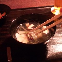 祇園 さゝ木 - つまんじゃった＾＾；鯛の打粉した椀物、鯛の甘みにビックリ