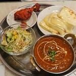 ルンビニ - ミニチーズナンランチ。チキンカレーはトマト風味