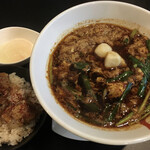 辛獅子 - 辛麺（３辛、ちぢれ麺）＆ ちび月見なんこつ丼セット