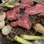 炭火焼肉 かみふらの - 焼いてます