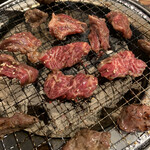 炭火焼肉 かみふらの - 焼いてます