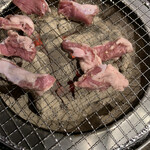 Sumibiyakiniku Kamifurano - 焼いてます