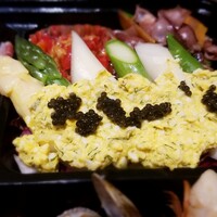 IL TEATRINO DA SALONE - アスパラガスのサラダ・サルサミモザとキャビア　奥がホタルイカと菜の花のマリネ、ツナとパプリカのマリネ