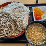 そば 天丸 - 二色せいろの大盛で、置いてあった薬味などを持ってきました。