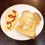Kafeshokudou Midori - モーニング 500円 のオムレツ、バタートースト