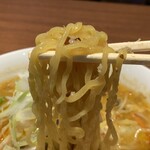 にとりのけやき - ニラ豆板醤麺(辛)、麺リフト