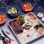 Yakiniku Suien - 上カルビ弁当／上ロース弁当¥3,000 キムチ(3人前)¥1,000カクテキ(3人前)¥1,000 オイキムチ(3人前)¥1,000