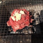 マルシン - 安い肉！！！

牛丼とかにするヤツね。

『安いお肉でいーーーんですヽ(´o｀』

って月の故家圓鏡師匠も言うておられた。

どちゃっと網にのせてーーーー

安くても和牛がいい。




