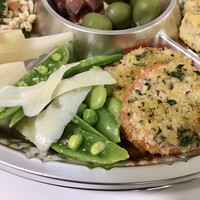 フィオッキ - 鹿児島県産ミドリ豆とペコリーノのサラダ、石山トマトの香草パン粉焼き