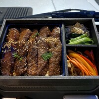 うし松 - この敷き詰められたお肉がたまらない！