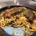 Gyunta - モダン焼きの中・・・・中太麺の焼きそばに多めのキャベツ、玉子が入っています。このキャベツの甘さがとても美味しいです。