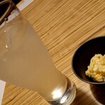 Katsugyo To Ippin Ryouri Kirin - レモンサワー(400円＋税)と、お通し(ポテトサラダ)