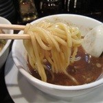 裏神田らーめん - 太目の麺です。
