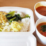 スパイスカフェ - 宅配いただいたココナッツカレー(700円)、サンバル(700円)、ライスとおかず4種(600円)