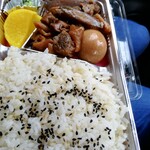 地鶏食堂 - 弁当530円．ご飯は麦飯．