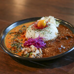 Marunouchi Supaisu - 2種のカレーのあいがけ インディアンバターチキンカレー＆牛すじカレー☆