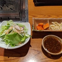 薩摩 牛の蔵 広尾本店 - ランチのサラダとキムチ